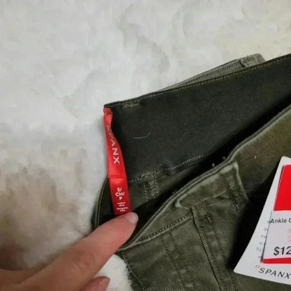 Spanx Stretch Twill Ankle Cargo Pants in Darkened Olive size S NWT $128 - Picture 3 of 7